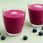 Smoothie-Rezept, das als Elixier der Jugend bezeichnet wird: Beeren, Kefir und Zitrone im Glas voller Energie